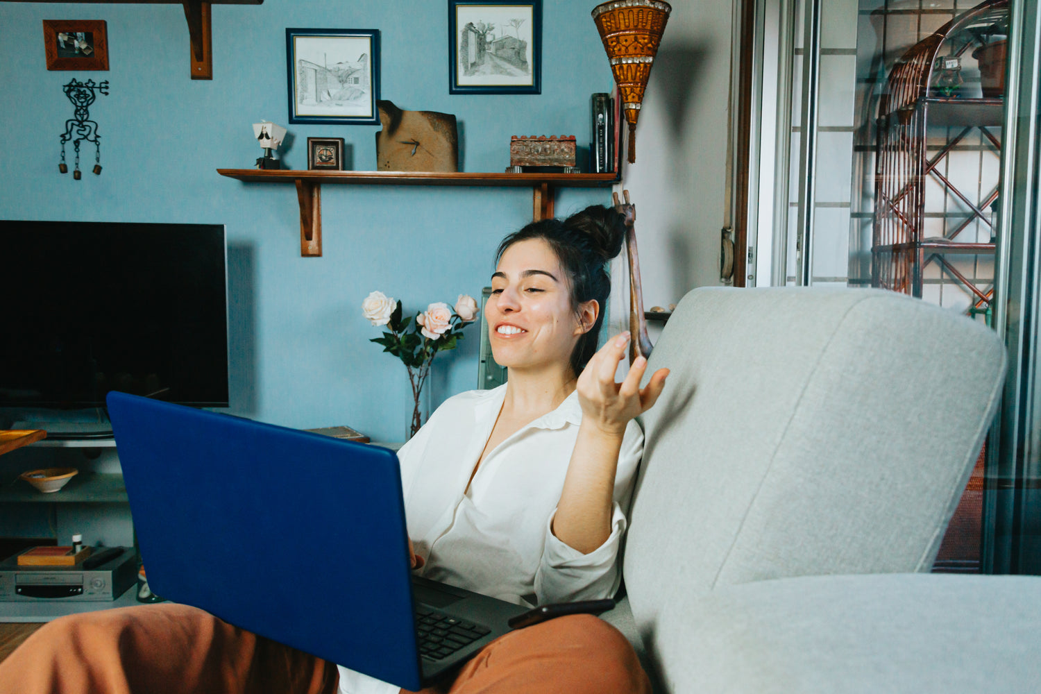 Frau auf Sofa in Fortbildung online